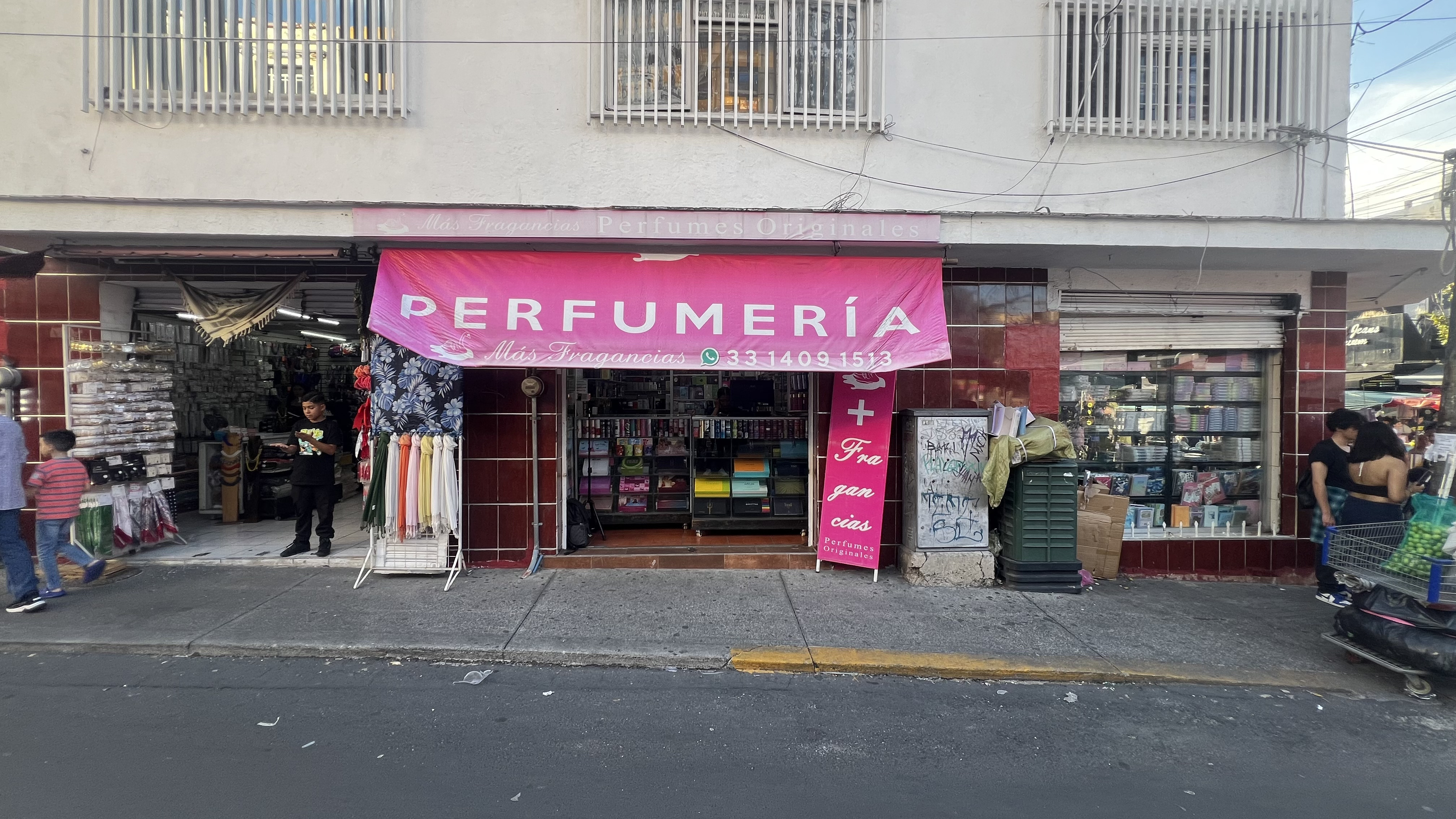Vista alternativa de la fachada de Más Fragancias