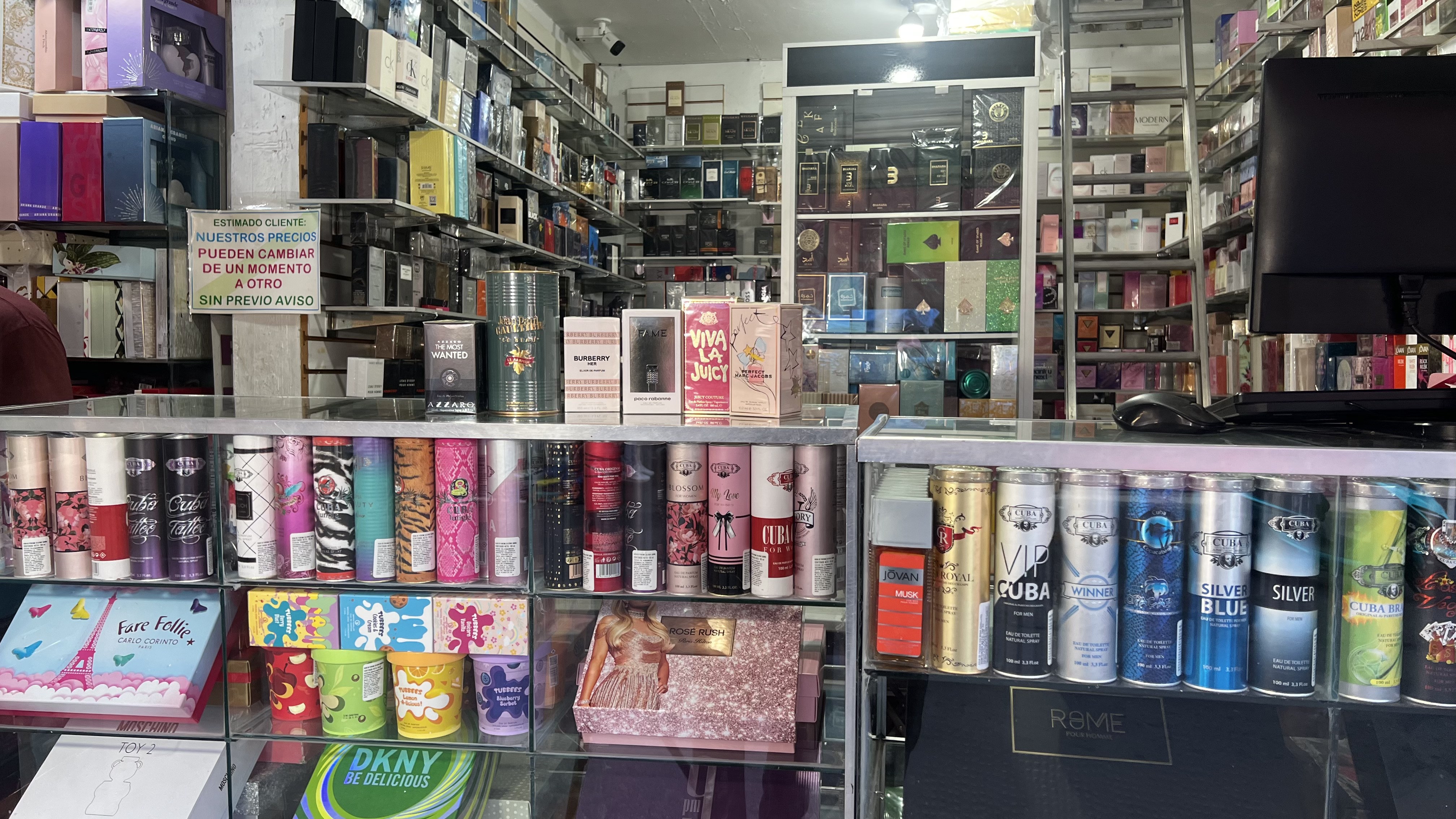 Interior de Perfumería Más Fragancias — inventario completo de fragancias